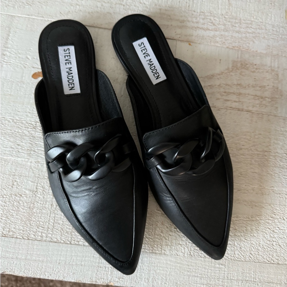 Steve madden flats with buckle in black